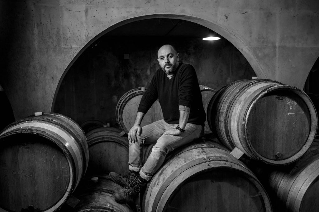 Portrait noir et blanc de Sylvain Morey, vigneron en Luberon et en Bourgogne.